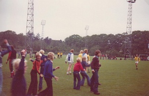 Na laatste fluitsignaal kampioenswedstrijd 1e elftal IJsselboys 1977